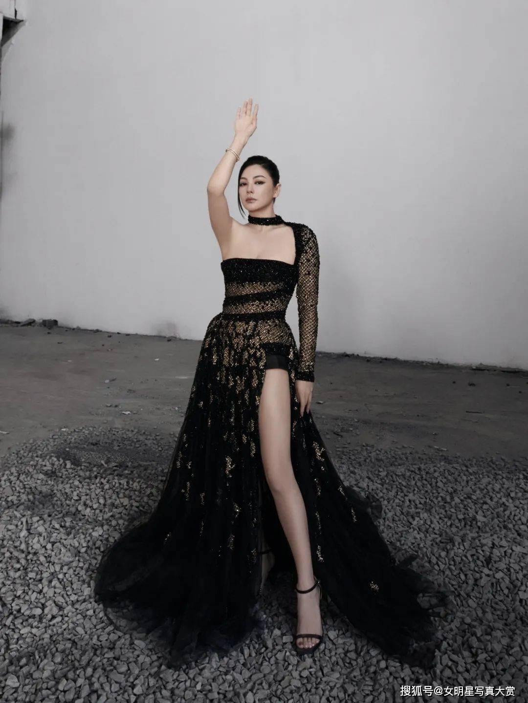 【张雨绮性感写真美图】黑纱新娘妆造型,冷艳诱惑,elle风尚大典_黑色