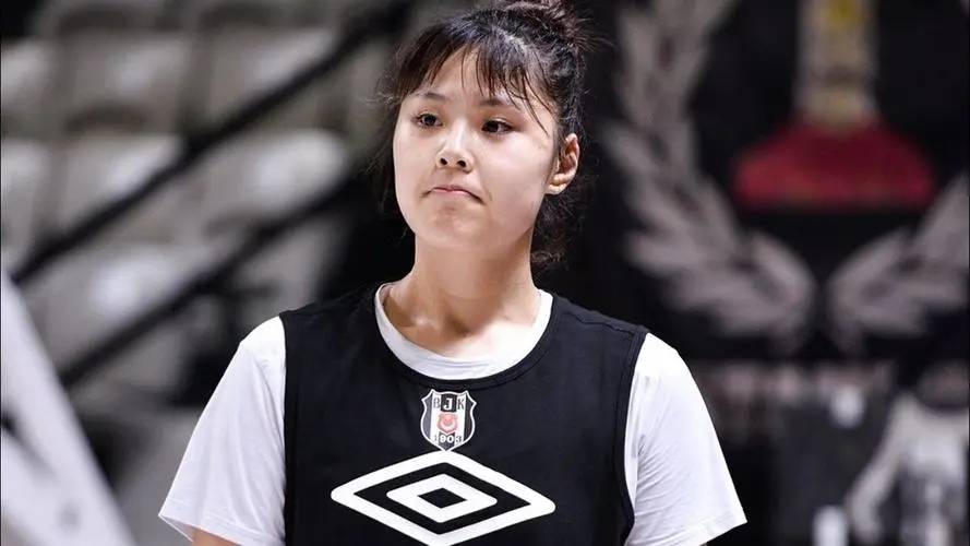 李月汝:多样化进攻方式,稳定罚球,在世界中锋中占有一席之地_中国女篮