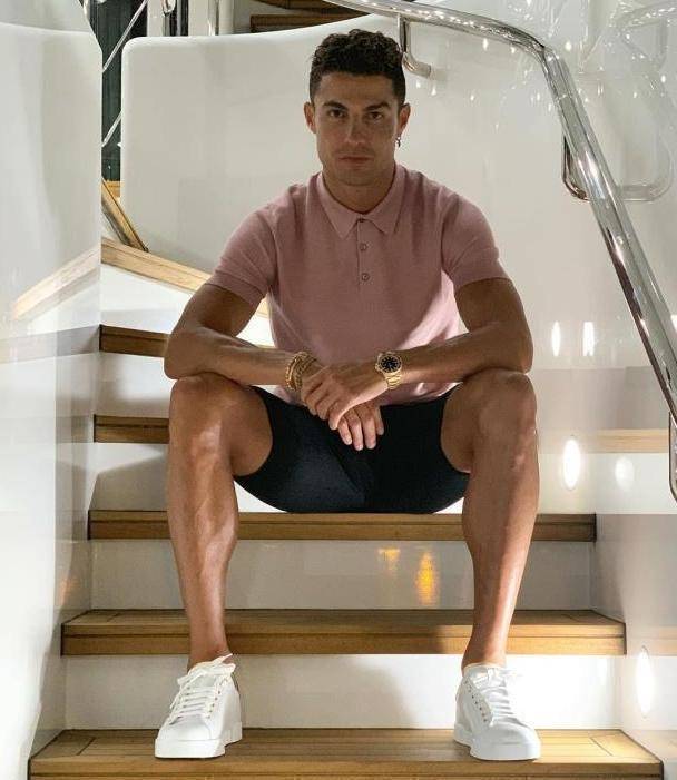 足球巨星出游晒照,c罗的腹肌乔治娜的时尚,被质疑模仿卡戴珊_梅西