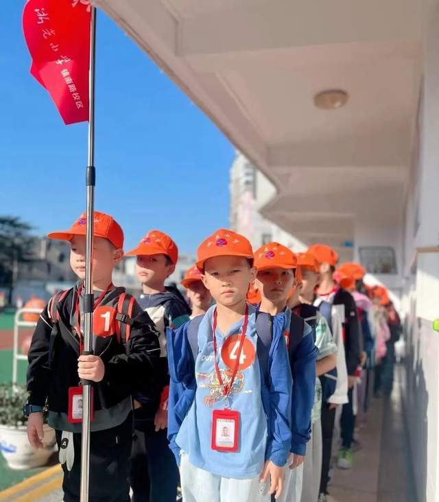 绍兴市柯桥区浙光小学镇南路校区乘坐地铁游绍兴_活动_成长_秋色