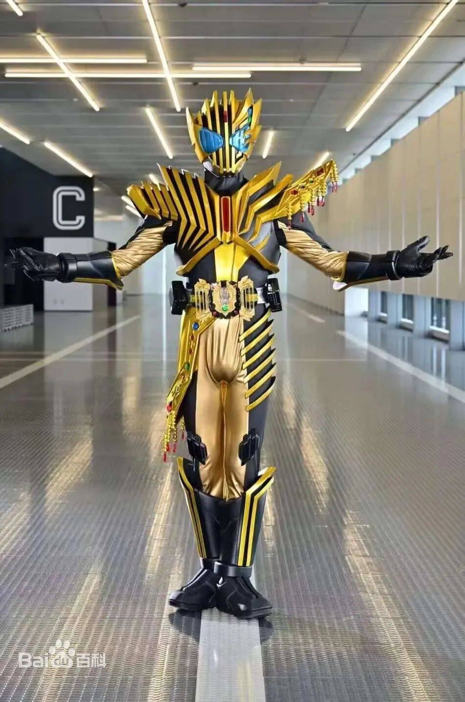 而假面骑士雷杰多这边则是全身金色并搭配着假面骑士decade,看上去