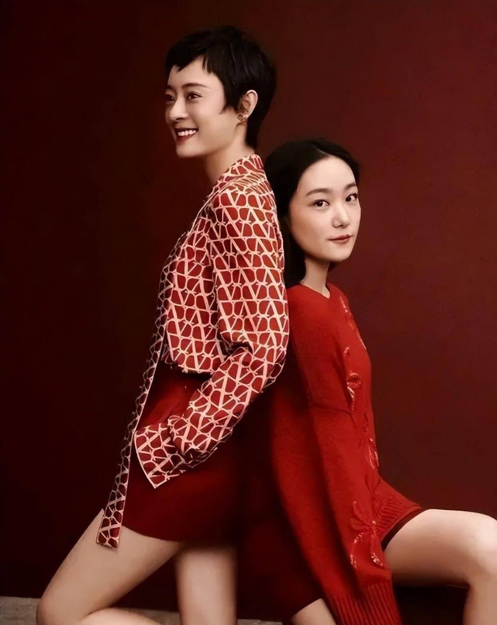 孙俪和妹妹穿着"新年红"衣服拍摄时尚电影,惊艳又时尚,姐姐好漂亮