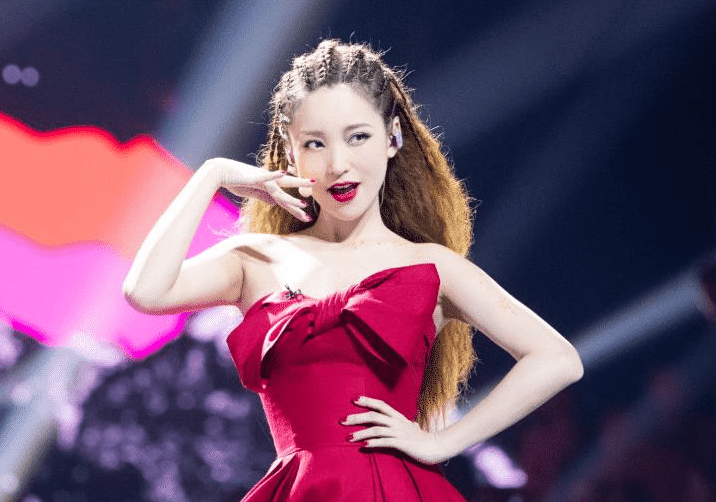 金莎自曝求黄圣依介绍男友,自愿帮其打光拍照,二人合照颜值俱高_事情