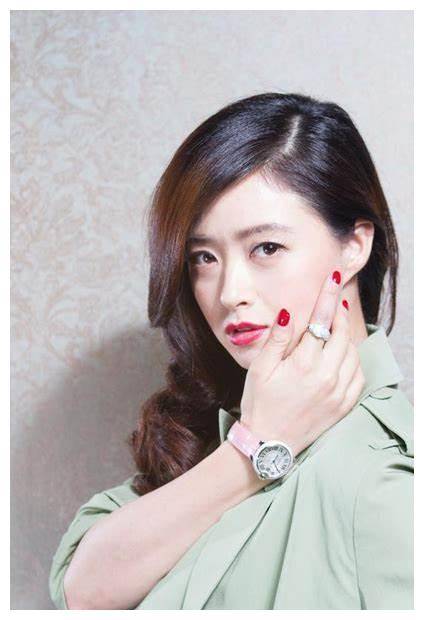 个人觉得蒋欣的颜值巅峰是《仙剑奇侠传》的狐妖女苑,穿着一身白衣