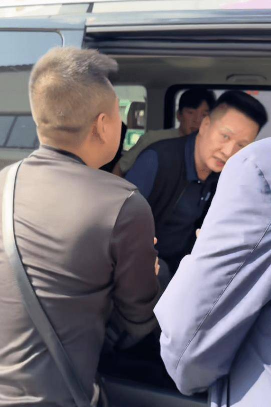 55岁解晓东近况曝光,与阎维文朱时茂聚餐,喝12元饮料引热议_谢晓东