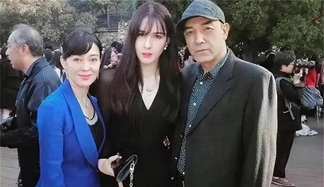 宁波主帅阿的江,妻子年过50仍气质十足,女儿阿迪娜,太美了_篮球_八一