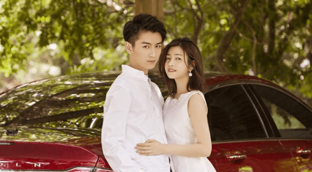 陈晓夫妇与好友聚餐,陈妍希挽老公手臂,夫妻二人亲密互动_网友_因为