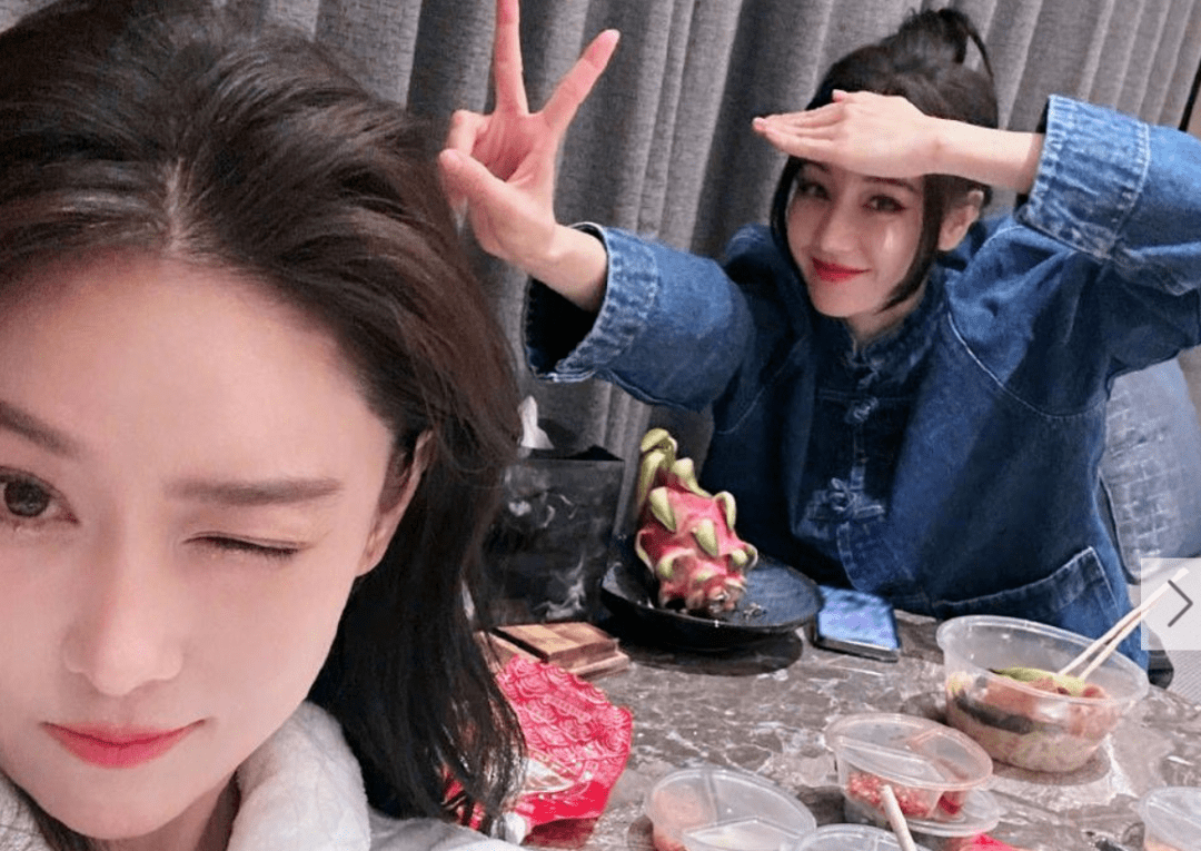 张馨予和迪丽热巴拍搞怪照片,原来她两这么熟?_状态_生活习惯_性格