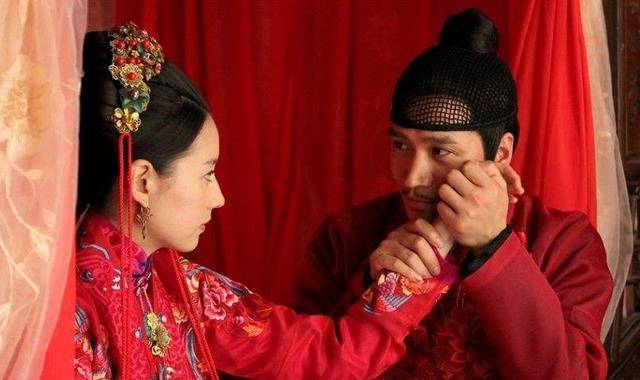 富家小姐不愿嫁穷秀才,让丫鬟当替身,20年后却怨丫鬟毁其一生?