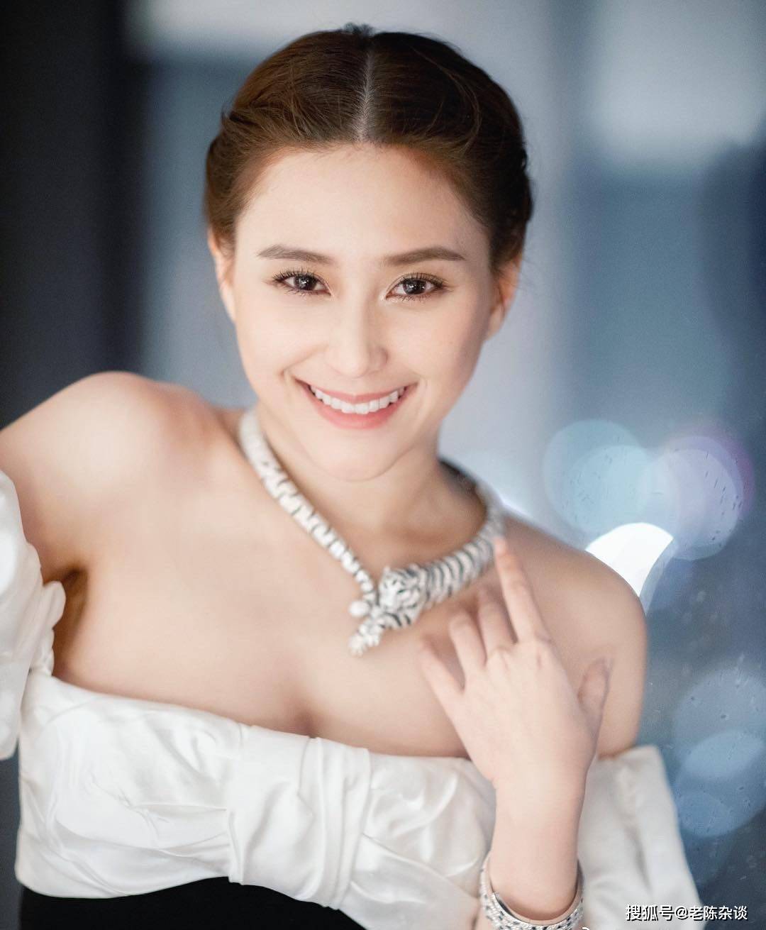 不愧是赌王最美千金!何超莲,颜值身材都是顶级啊!_家族_智慧_社会