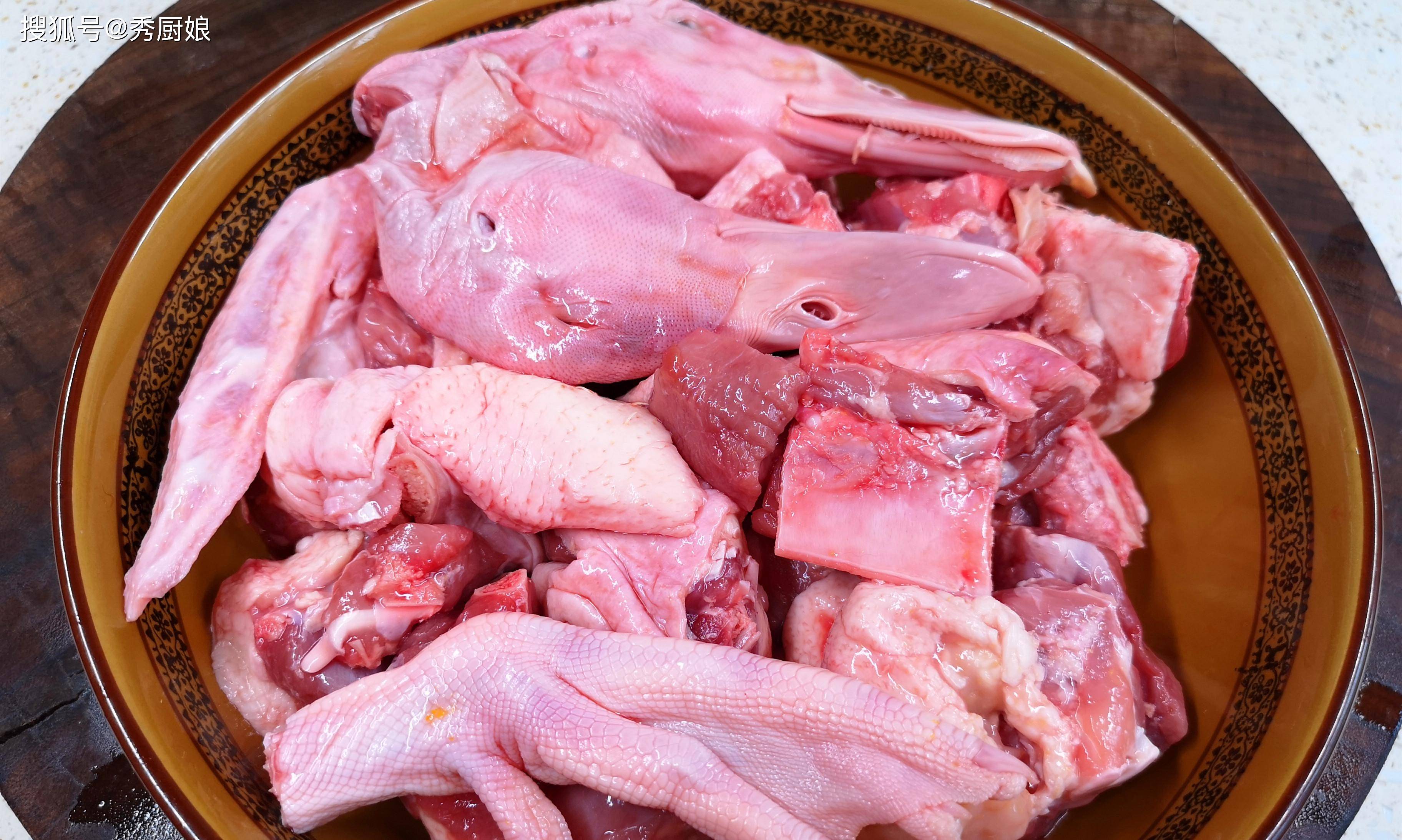 鸭肉作为一种滋补食材,不仅味道美味,还有助于清热去火,适合秋冬季