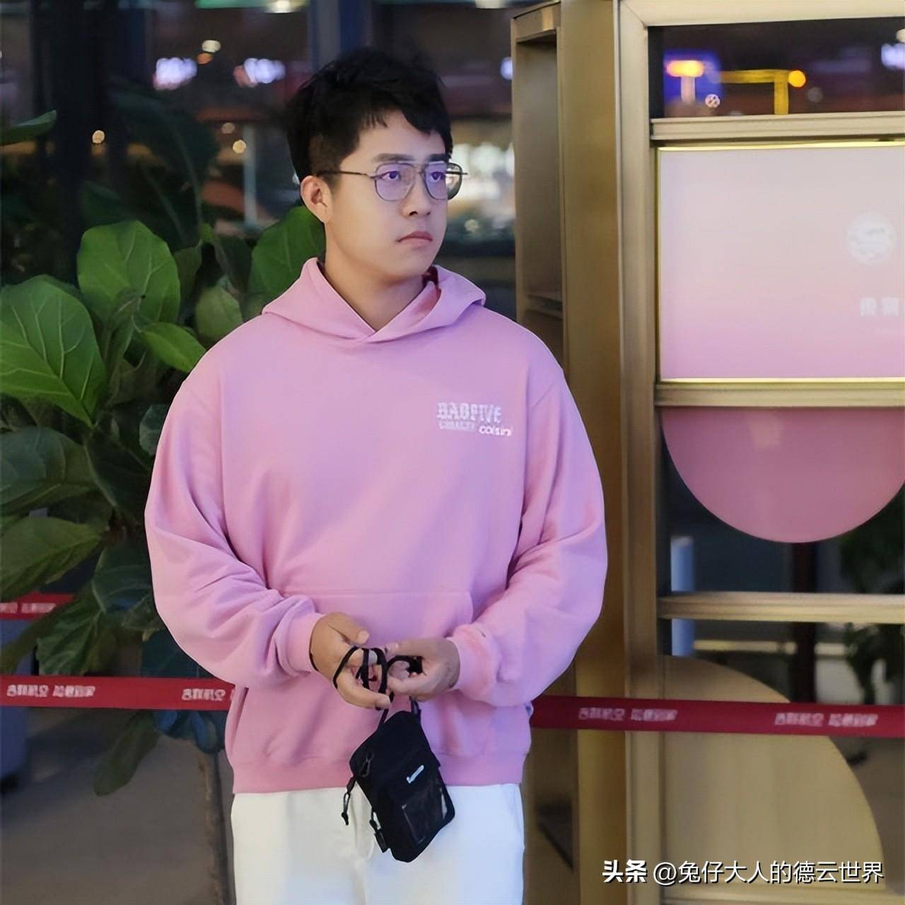 德云社张九龄深圳开专场,带着俩大爷演出,九龄真是尊师重道_九龙_观众