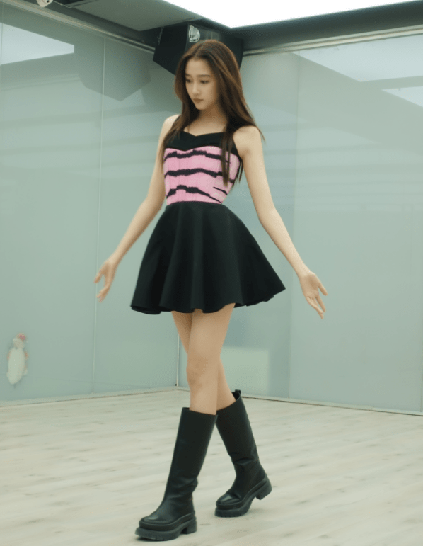 关晓彤练舞被工作人员偷拍!