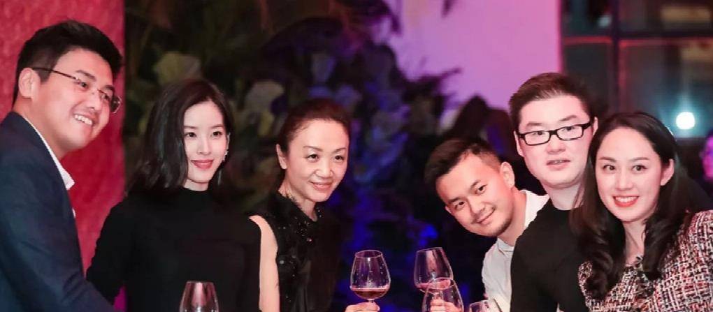 章泽天宴会偶遇奚梦瑶!