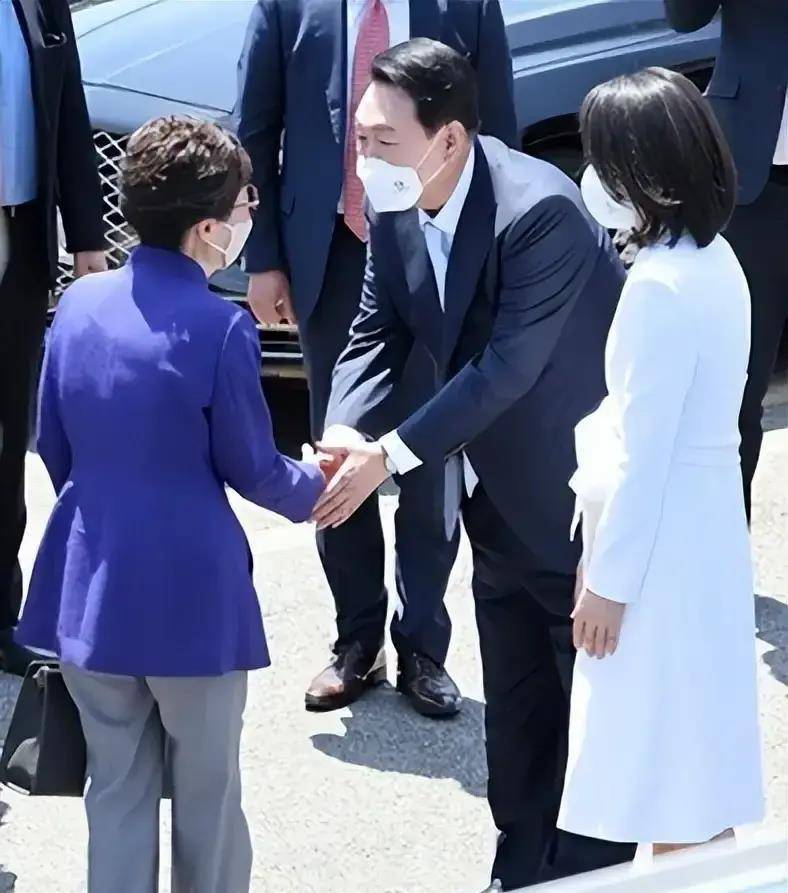 朴槿惠出狱后:染黑发穿紫衣,参加新总统就任仪式,不见丝毫颓态_崔顺实