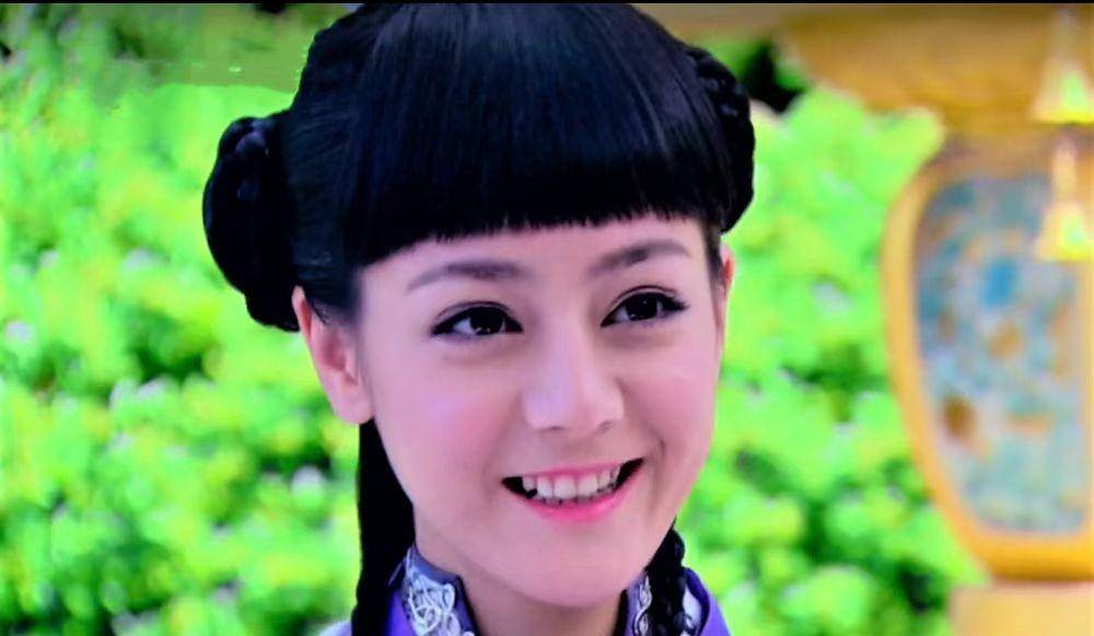 遭遇"烤瓷牙"毒手的还有迪丽热巴,《古剑奇谭》中热巴,还留着原生牙齿