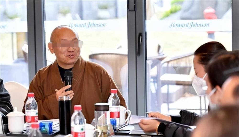 "请住持入瓮"案最新情况,释照杰被停职严查,女主播捅了大篓子_主人