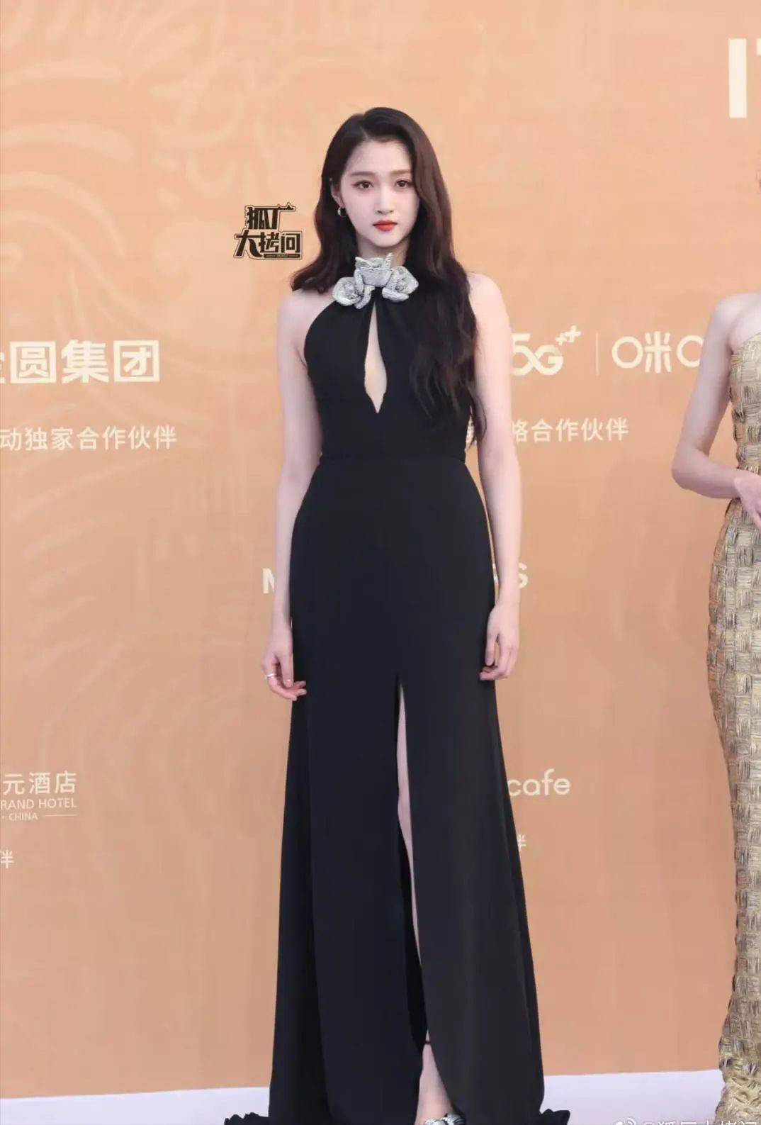 再搭配一头披肩波浪卷,终于感觉到关晓彤从童星长成了明艳的女明星