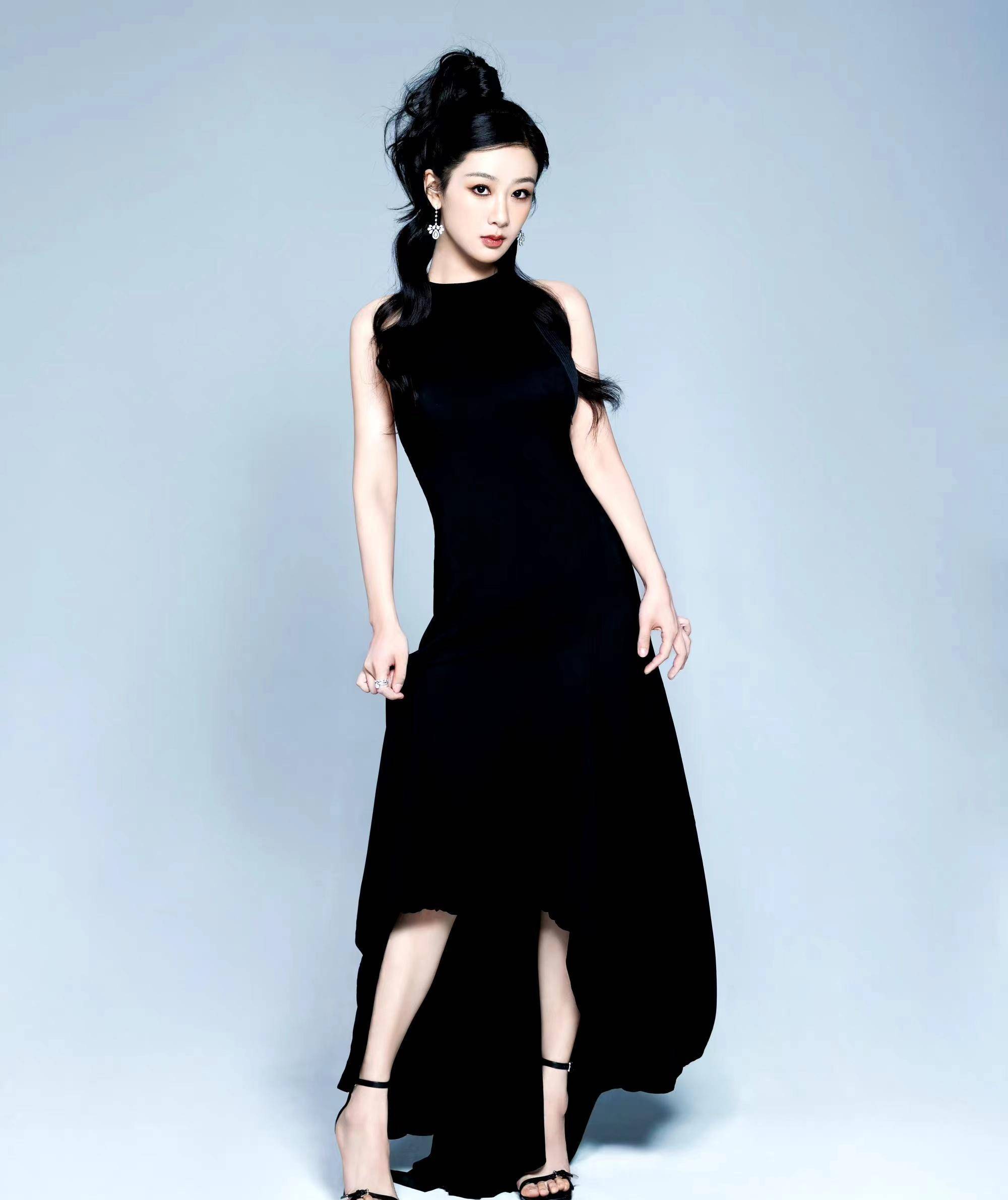杨紫一改造型,身穿黑色挂脖连衣裙搭配烟熏妆,个性十足的辣妹风!