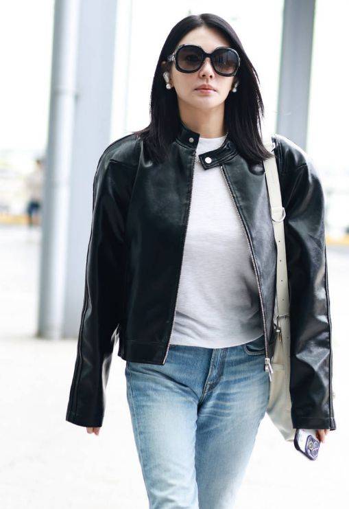 张雨绮机场亮相:一身机车装引爆全场,酷炫造型尽显女神魅力!