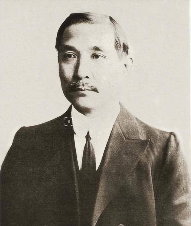 就在孙中山忙于革命事业时,卢慕贞又生下了他们的长女孙娫,但孙中山