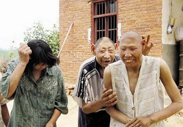 百岁老人陈秀英,近亲结婚生3个"猴娃",为照顾他们50年没出村_孩子