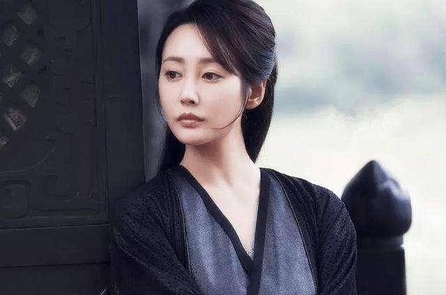 跳舞10年演戏8年,演反派角色大火的李纯_因为_观众_小时候