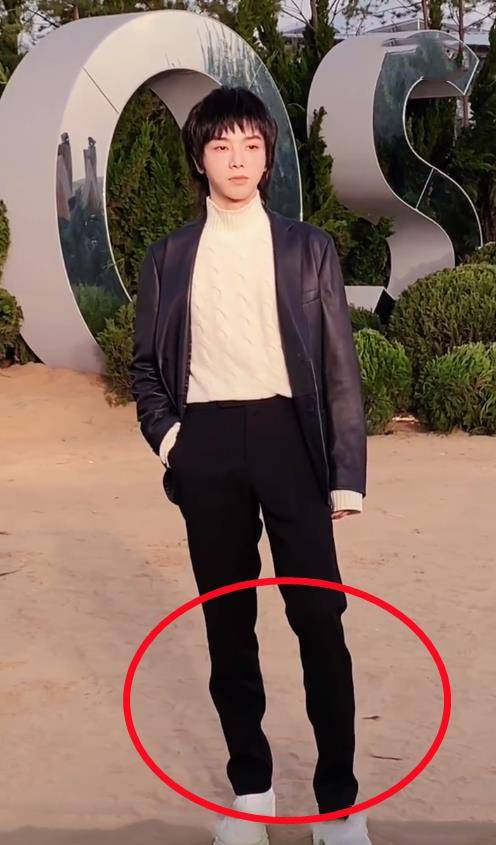 肉眼可见的是,华晨宇的长腿不仅十分修长,甚至小腿肚也不明显,不少