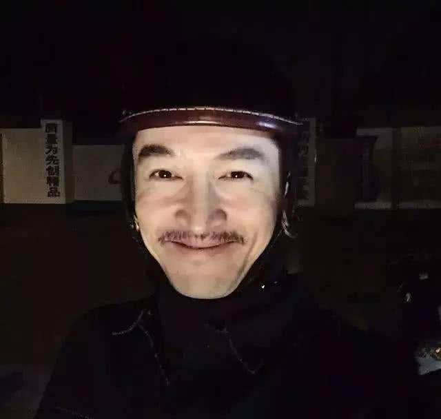 胡歌又"丑"上热搜,戴墨镜 爆炸头,手拿养生壶,粉丝都要哭了_造型_网友