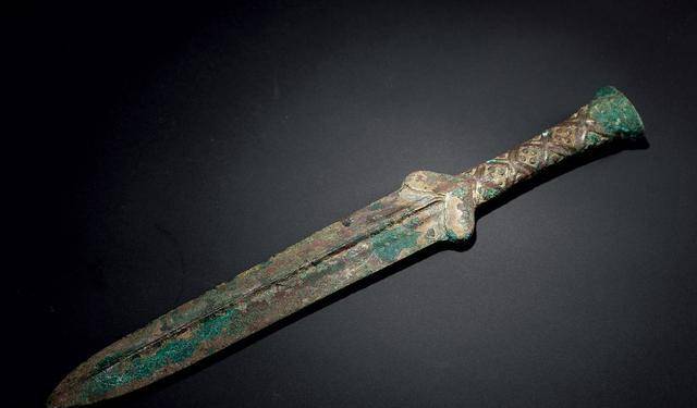 云南小伙路边花5600元,买到战国青铜剑,捐给博物馆获2000元奖金_王伟