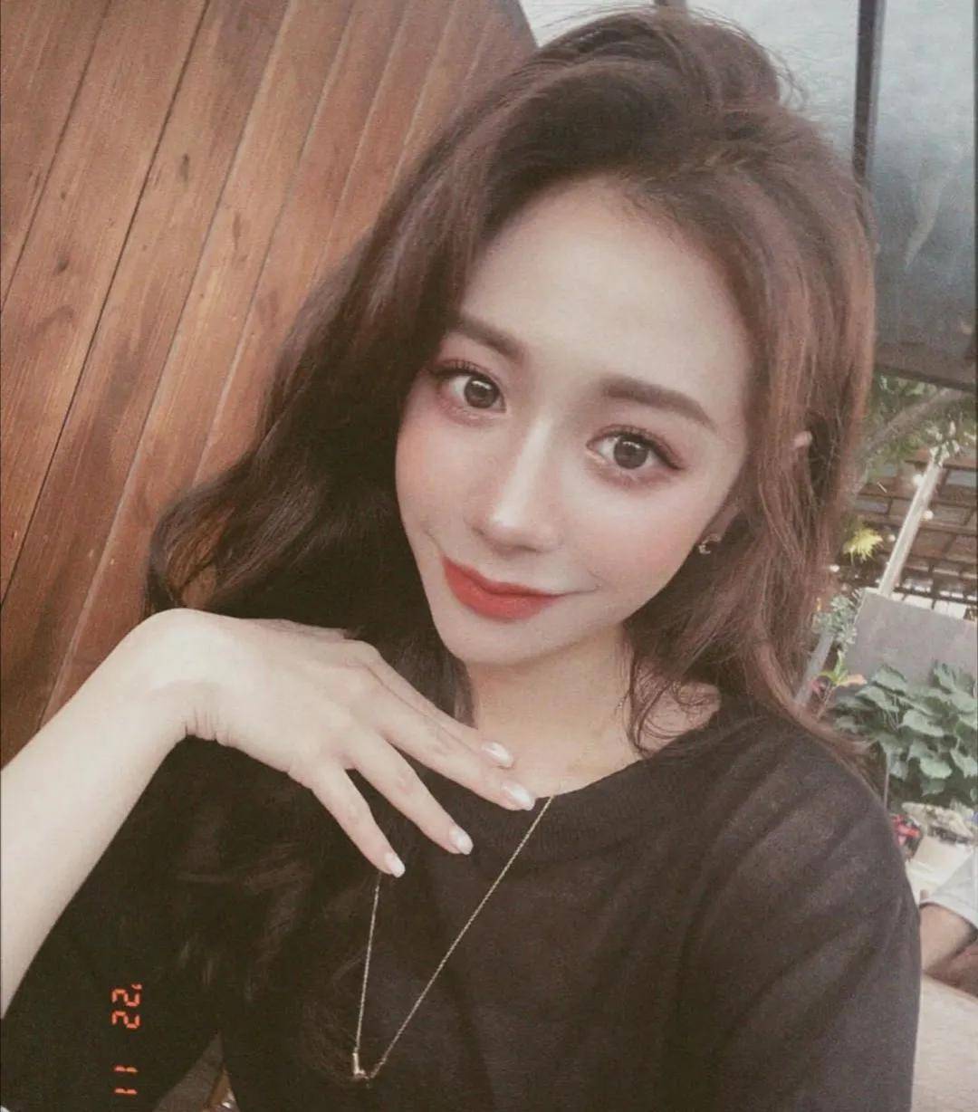 
晨昏下的电话机少女

