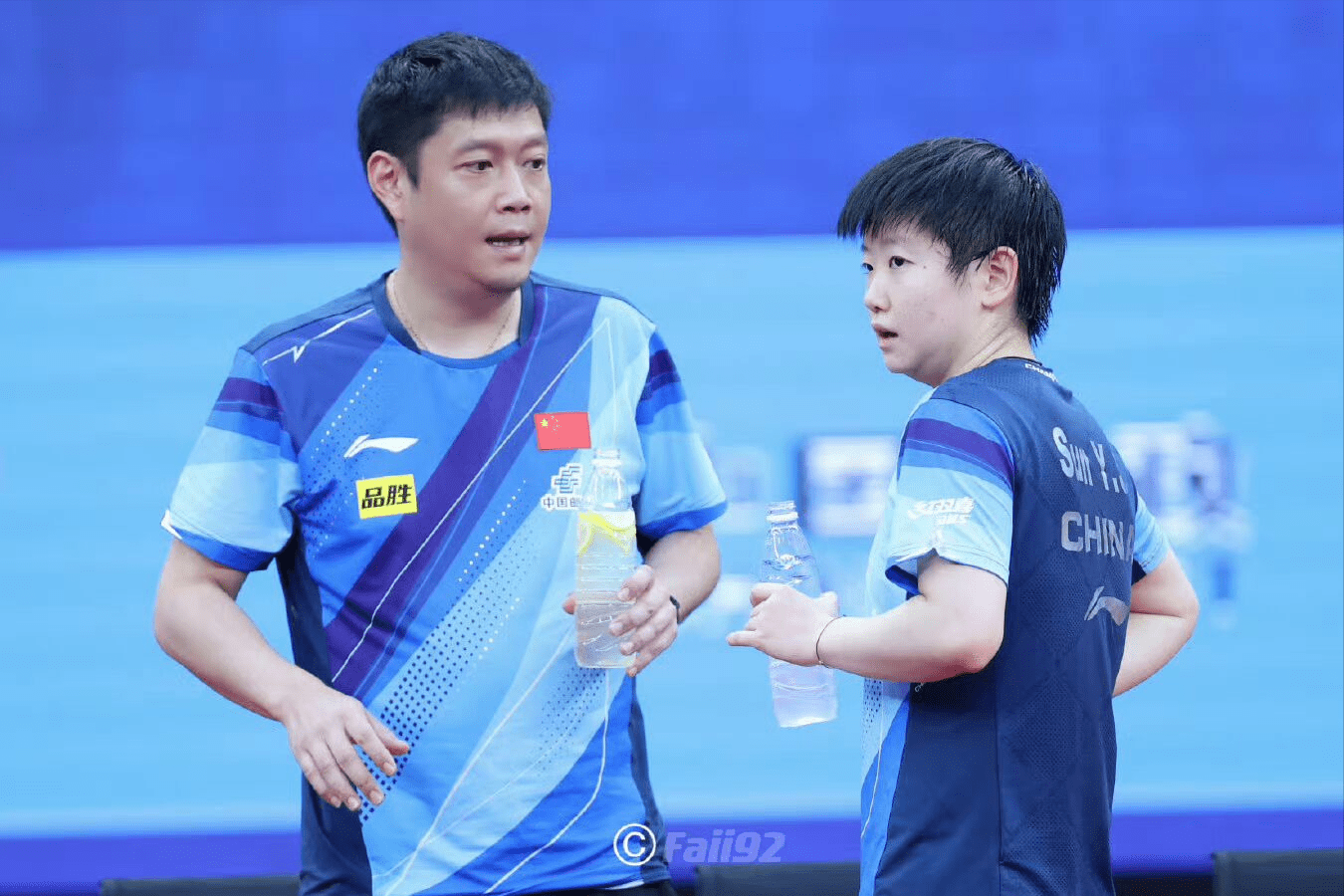 孙颖莎三个字评价邱贻可,国乒师徒坐高铁去太原,旅途中逗乐打趣_莎莎