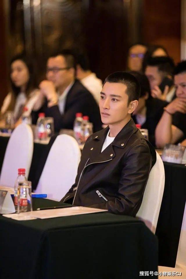 贾乃亮新恋情曝光,深夜聚餐同小姐姐回家,网友称很正常_李小璐_女子