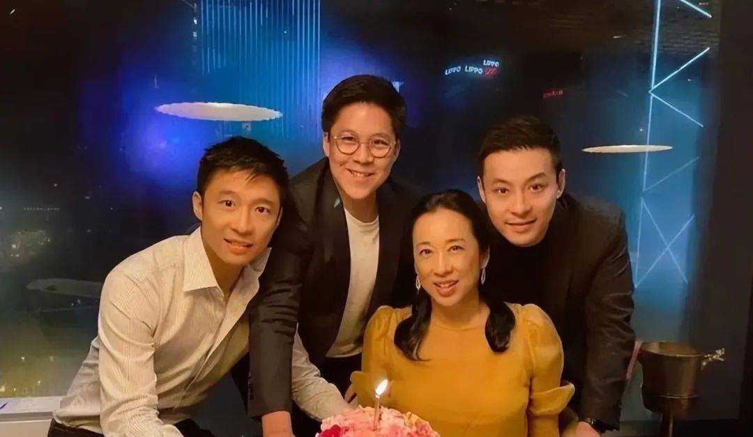 看了霍启刚三兄弟的合照,终于知道霍启刚为什么是接班人了_霍启山