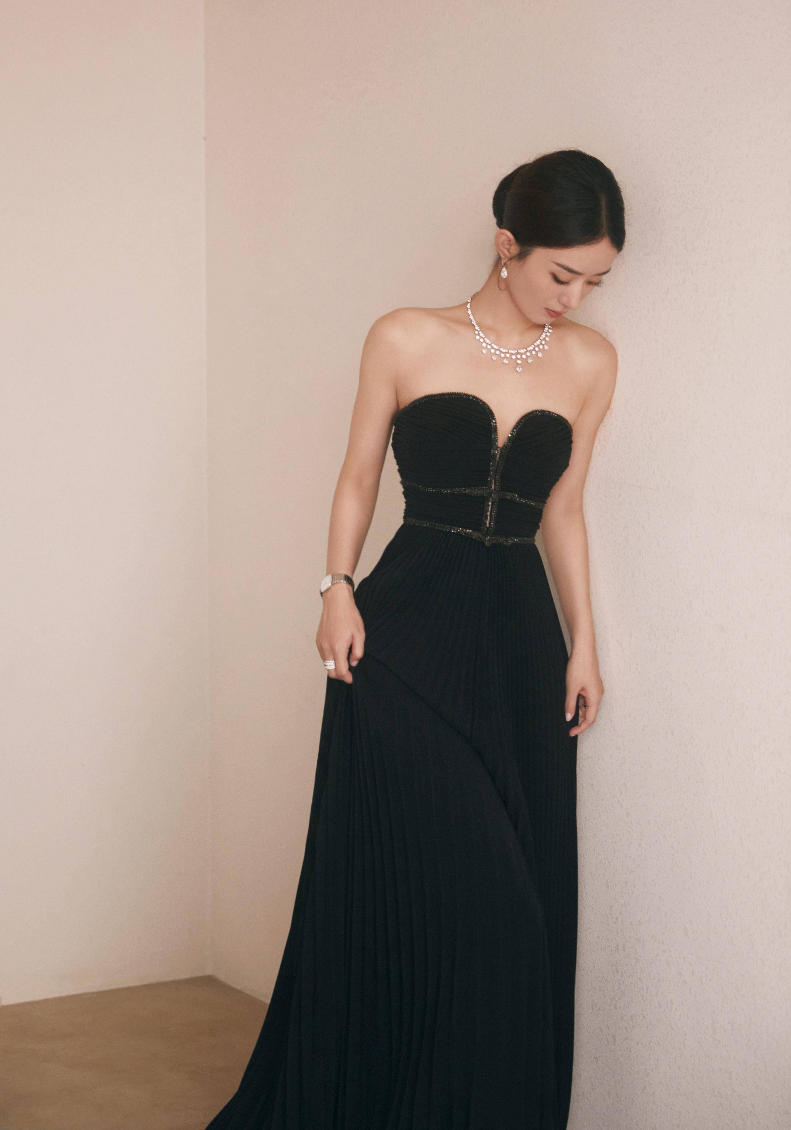 赵丽颖黑色抹胸礼服