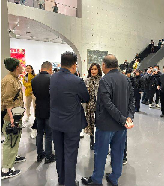 57岁刘嘉玲看展被偶遇,和大佬聊天气场超强,面部僵硬撞脸蔡明!