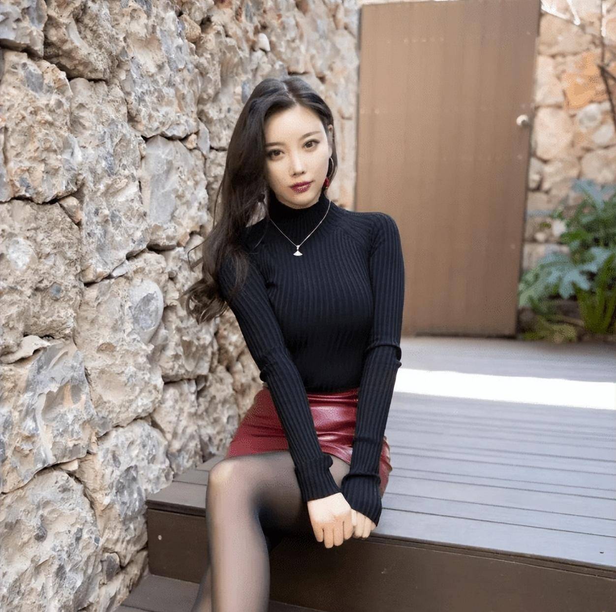 杨晨晨黑色时尚造型曝光!露肩上衣 裤子,时尚达人的完美组合!