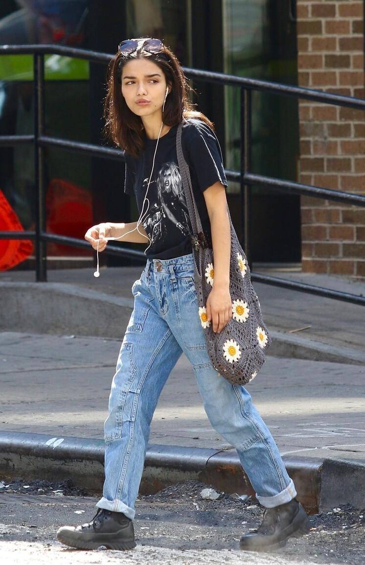 瑞秋齐格勒身穿黑色印花t恤走在纽约街头,彰显独特个性_时尚_魅力