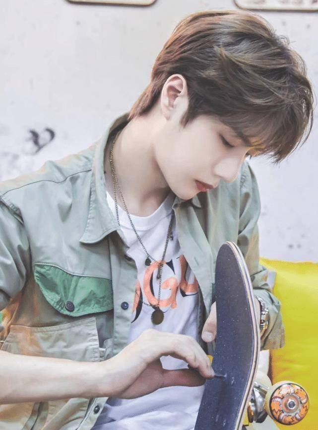 王一博粉丝太难了,"跪下"拍照连个回头都得不到,用得着这么卑微?