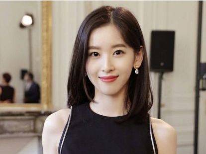 捧大束鲜花人比花娇,一天开5场会变女强人_张泽天_照片_大佬