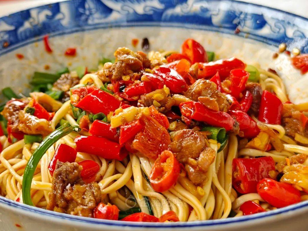 你在这家还能吃到很多川南特色的浇头,比如姜鸭面,生椒牛肉面