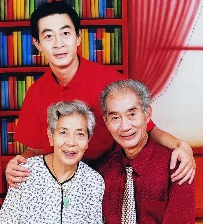 1981年章金莱入选《西游记》剧组,临走时,父亲特意送他两件礼物_孙