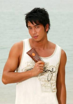 后来有人说他和黄宗泽是最不容易