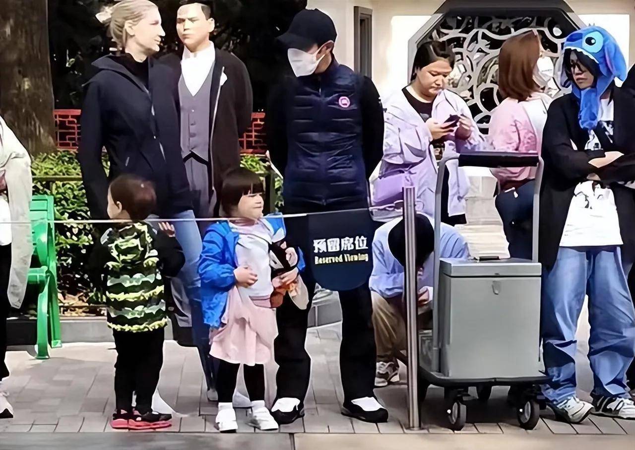 撒贝宁一家四口游迪士尼,龙凤胎儿女正面照曝光,混血儿就是漂亮!