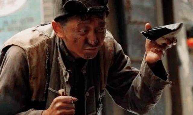 拿着根半人高的竹棍,一手托着一口破瓷碗,也是一个出来讨饭的"讨吃子"