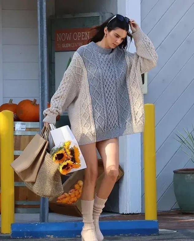 肯德尔詹娜外出时大秀长腿,针织长毛衣配米色靴子,看起来美极了