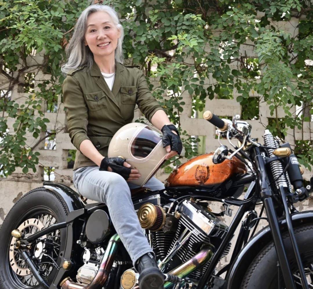 两位60后女人亲身示范:不染头发,不穿老人装,到老没"大妈感"_奕姐