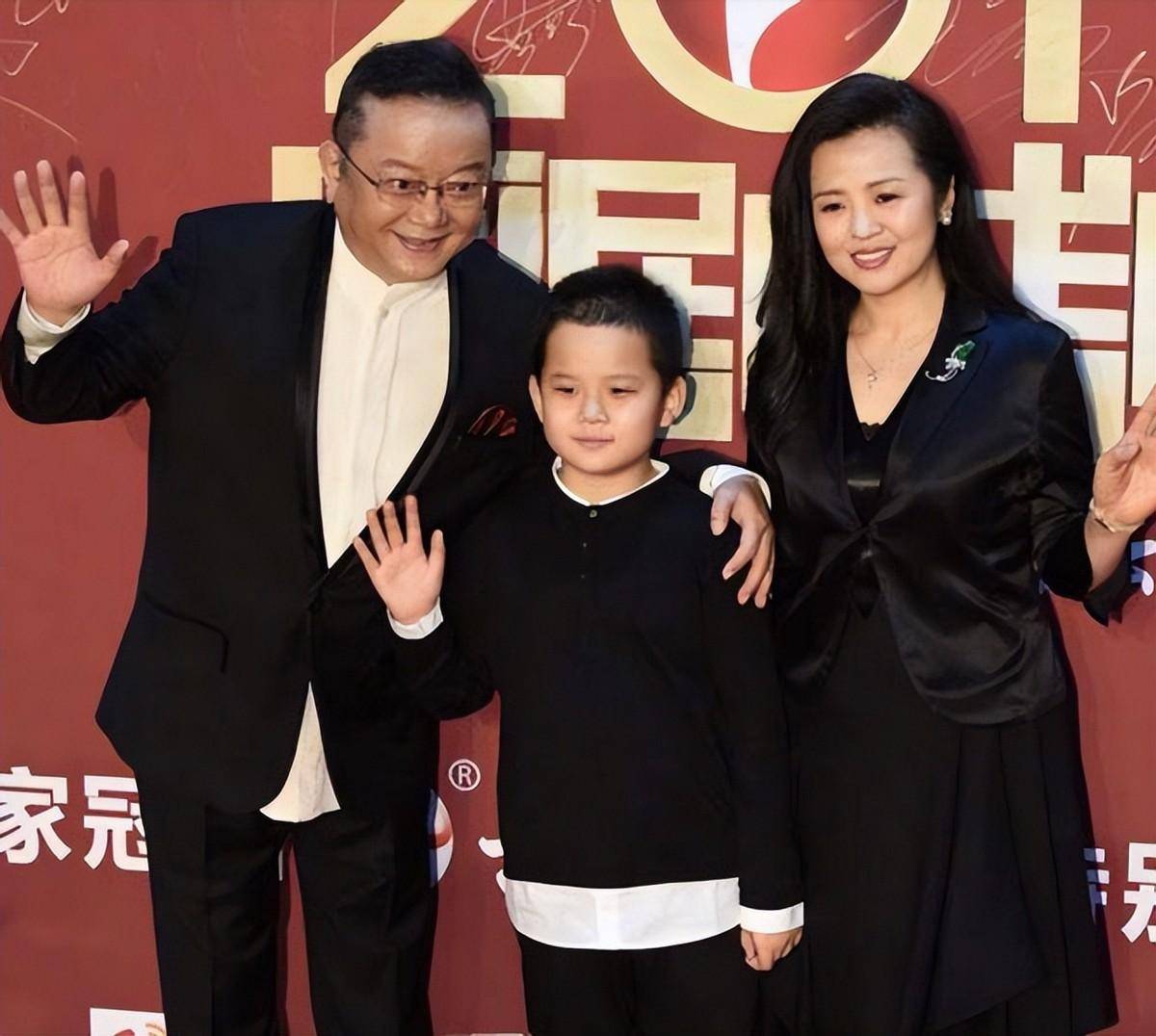 妻儿走红毯,三婚女子黑衣红唇超气质,儿子如他翻版_造型_时尚_郑艳东