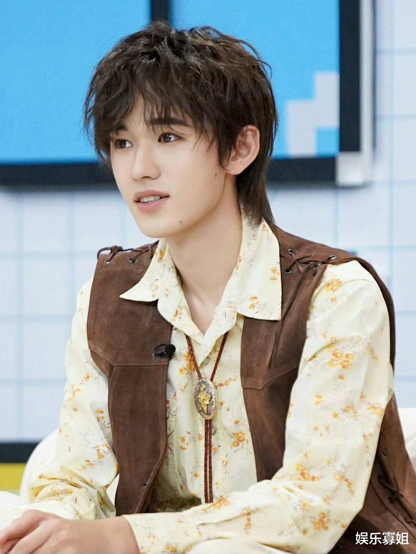 宋亚轩玩八小时手机都不回沈腾微信,被称为"脆哥"会害羞_娱乐_信息