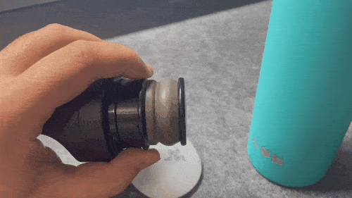 迈着六亲不认的步伐,抢走老爹的水杯。